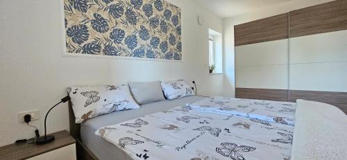科佩爾的住宿－New Istriaexperience，卧室配有一张床,墙上挂着一幅画