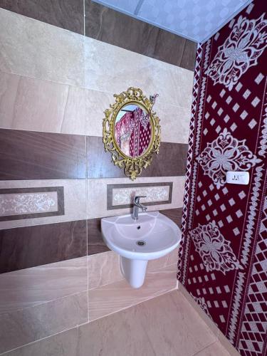 uma casa de banho com um lavatório e um espelho em Sarah's camp em Wadi Rum