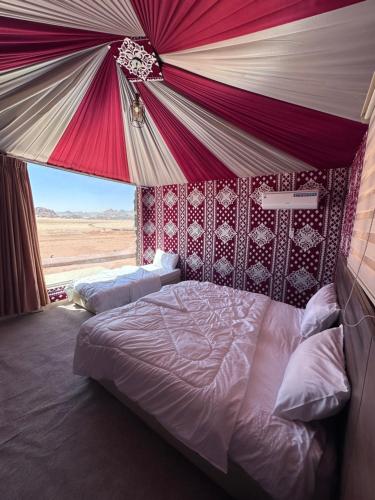 um quarto com uma cama numa tenda em Sarah's camp em Wadi Rum