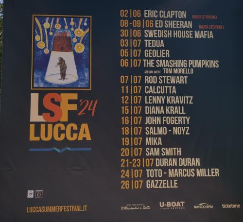 une affiche pour le festival du luzico avec une photo d'un phare dans l'établissement Villetta Camelia, à Guamo