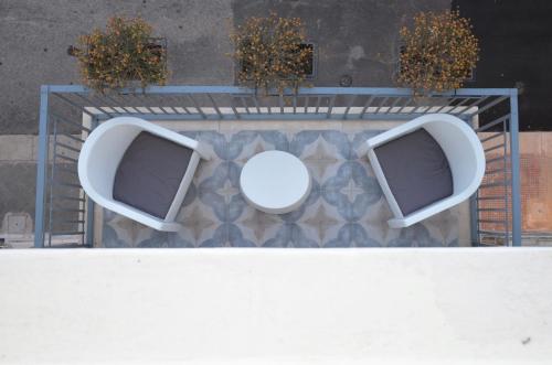 an overhead view of a table and two toilets at 18zero2 luxury rooms in Bari