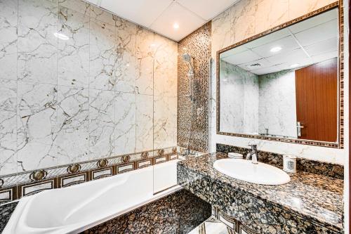 Phòng tắm tại Wonderful 2BD apartment near The Beach Sadaf JBR