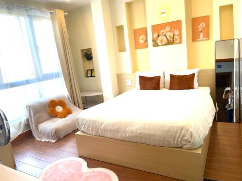 a bedroom with a bed with a teddy bear on it at Khách sạn Sinh Hiền in Liên Trì (4)