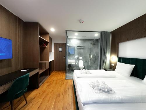 een hotelkamer met 2 bedden en een douche bij B-Chill Cologne in Keulen