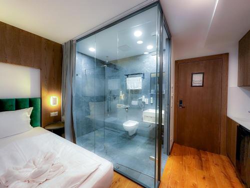 een slaapkamer met een douche, een bed en een toilet bij B-Chill Cologne in Keulen