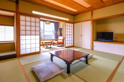 Una televisión o centro de entretenimiento en Ooedo Onsen Monogatari Premium Yamashitaya