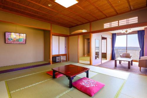 Una televisión o centro de entretenimiento en Ooedo Onsen Monogatari Premium Yamashitaya