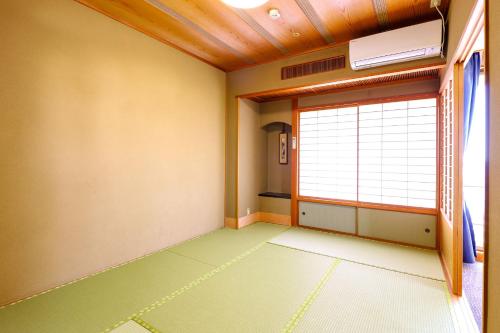 Una cama o camas en una habitación de Ooedo Onsen Monogatari Premium Yamashitaya