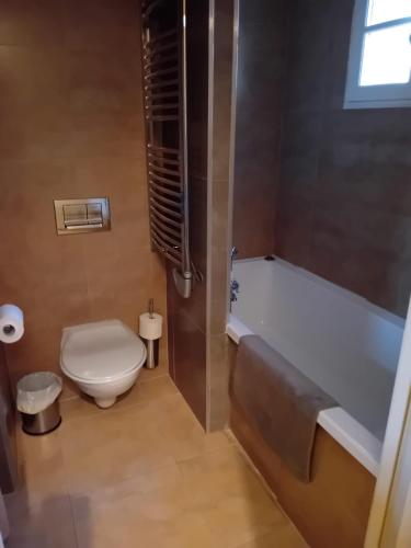 La salle de bains est pourvue d'une baignoire, de toilettes et d'une baignoire. dans l'établissement Pretty house center of Corbières, à Saint-Laurent-de-la-Cabrerisse