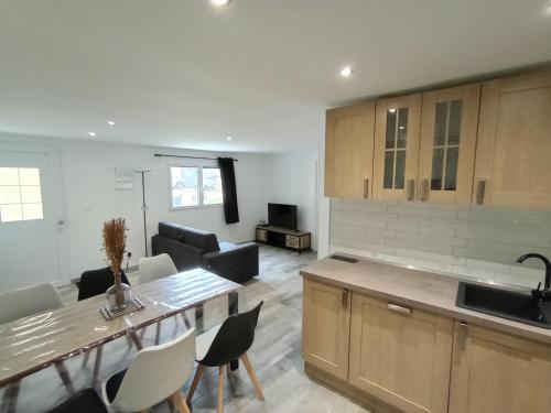 une cuisine et un salon avec une table et des chaises dans l'établissement 6 personnes / Proche Disney et aéroport CDG, à Annet-sur-Marne