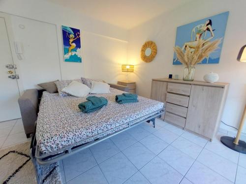 une chambre avec un lit et une commode dans l'établissement Studio Montrose Cannes - Axelle Loc'Appart, à Cannes