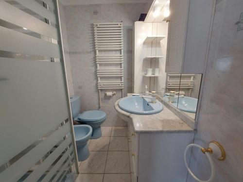 une salle de bain avec deux lavabos et un WC et un miroir dans l'établissement Studio Montrose Cannes - Axelle Loc'Appart, à Cannes
