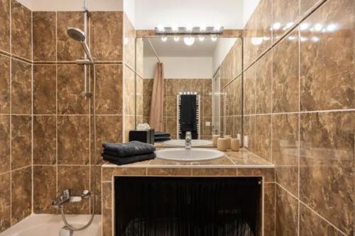 W łazience znajduje się umywalka i lustro. w obiekcie Carpe Diem w mieście Beaulieu-sur-Mer