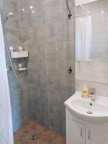 a bathroom with a shower and a sink at Pod Wierzbami in Żuławki