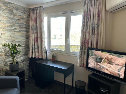 Televisyen dan/atau pusat hiburan di Entire apartment