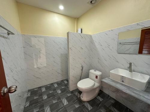 Salle de bains dans l'établissement พัชรี รีสอร์ท ภูเก็ต Patcharee Resort Phuket