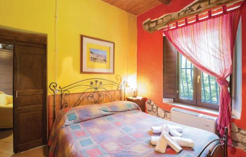 um quarto com uma cama com toalhas em Gelsomino em Morano Calabro