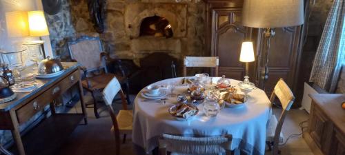 a dining room with a table with a blue table cloth at Bérard in Intres