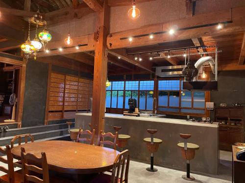 una sala da pranzo con tavolo e una cucina di Awajishima dog stay,YAGI - Vacation STAY 93054v a Minamiawaji