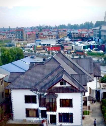 Nespecifikovaný výhled na destinaci Šrínagar nebo výhled na město při pohledu z ubytování v soukromí