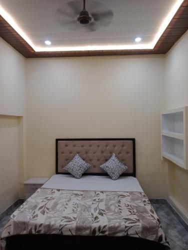 a bedroom with a large bed with a ceiling at Goroomgo Rainbow Residency Varanasi Near By Assi Ghat River - Excellent Service in Varanasi