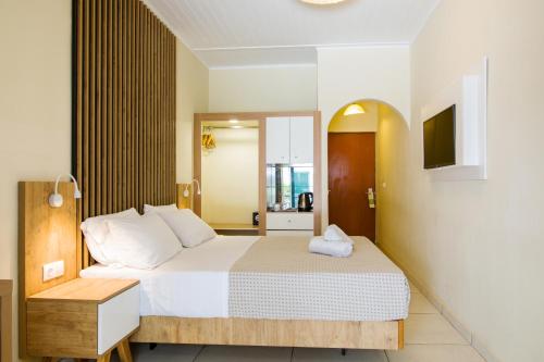 Cama o camas de una habitación en OPERA BLUE Hotel Gouvia Corfu