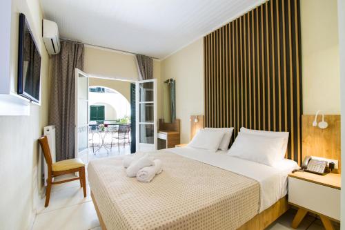 Cama o camas de una habitación en OPERA BLUE Hotel Gouvia Corfu