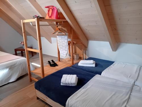 1 Schlafzimmer mit 2 Betten und einer Leiter in der Unterkunft Spedion Kefallonia in Pesádha