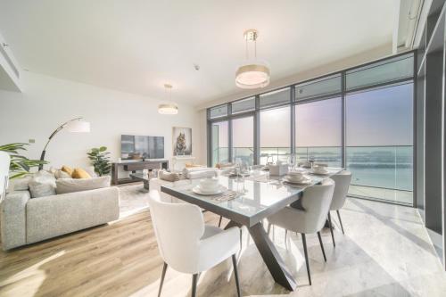 a dining room with a table and chairs at Emaar Beachfront - Beach Vista Tower, Dubai Marina in Dubai