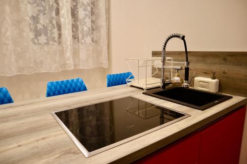 blat kuchenny ze zlewem i niebieskimi krzesłami w obiekcie Suite Madoneta w Wenecji
