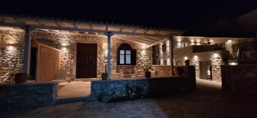 uma casa iluminada à noite com luzes em Sophia Town Square Areopoli em Areopoli