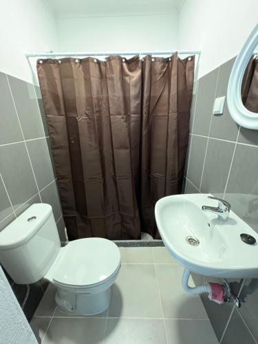 ESTANQUEIRA GUEST HOUSE في سينيس: حمام مع مرحاض ومغسلة