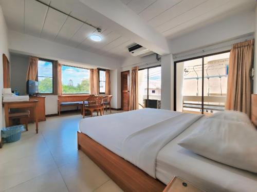 Postel nebo postele na pokoji v ubytování Siam Palace Hotel