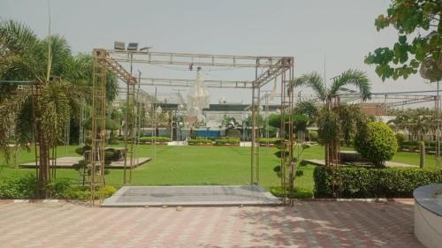 Goroomgo Gautam Garden Varanasi - Best Location & Parking Facilities في فاراناسي: حديقة فيها نصب في وسط حديقة