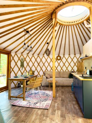 Jurta nad Zegrzem z prywatnym jacuzzi