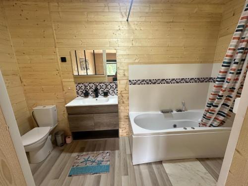 シャリフェールにあるMaison Disneyland Parisの浴槽、トイレ、洗面台を備えたバスルーム