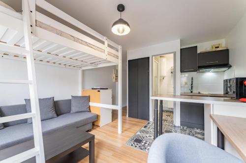 een klein appartement met een hoogslaper en een keuken bij Studio Confortable avec Parking gratuit dans la rue - Quelques pas de la gare, cuisine, WIFI in Arras