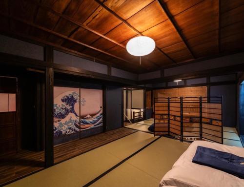 Habitación con 2 literas y una pintura en la pared. en number fifty - Vacation STAY 00132v en Oshima
