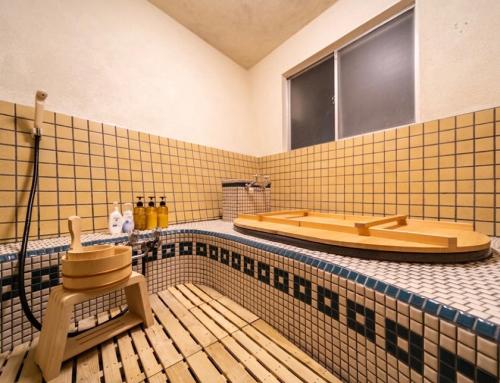 y baño con bañera y bañera. en number fifty - Vacation STAY 00132v en Oshima