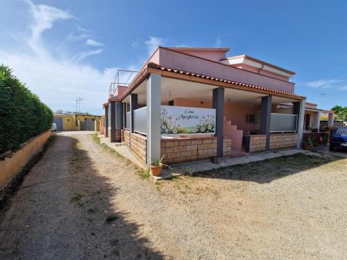 una pequeña casa con una gran ventana en el lateral. en Casa Vacanza Alghero, en Santa Maria la Palma