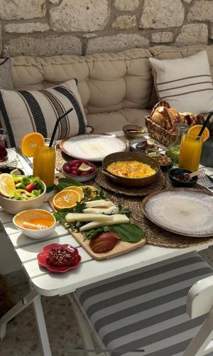 uma mesa com muitos pratos de comida em Selin Hotel em Alacati