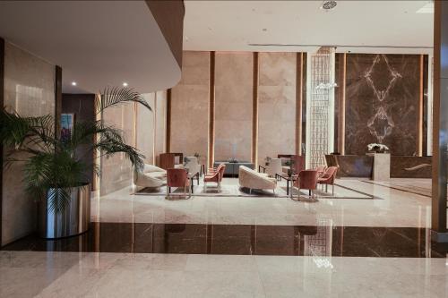 Concorde Tower Hotel & Casino في Lefkosa Turk: لوبي مع طاولة وكراسي في مبنى
