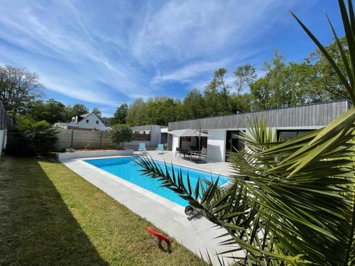 una piscina di fronte a una casa di Villa Gavrinis a Ploemel
