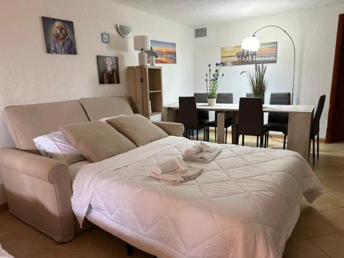 Posezení v ubytování LIGHTBLUE-CELESTE Central Apartment in Porto Rotondo