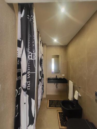 uma casa de banho com um WC preto e um lavatório. em B&B Manara em Margherita di Savoia