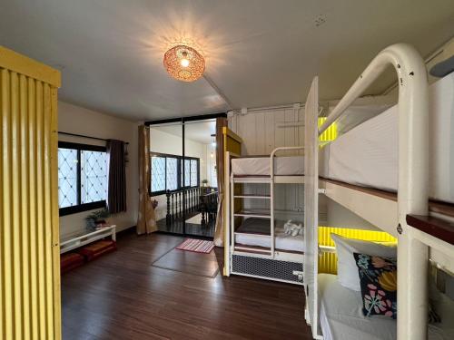 Palanda nebo palandy na pokoji v ubytování Chiza hostel Chiangmai
