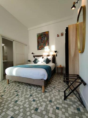 une chambre avec un lit et un miroir dans l'établissement Will's Appart, à Narbonne