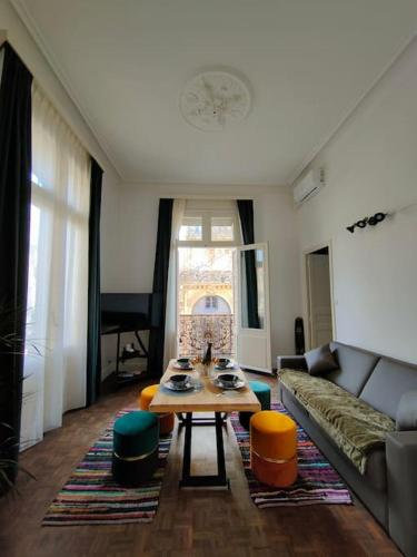 un salon avec un canapé et une table dans l'établissement Will's Appart, à Narbonne