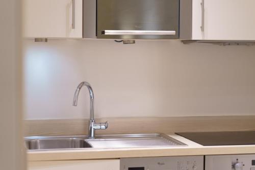 une cuisine avec un évier et un micro-ondes dans l'établissement Cannes: superbe appartement de type T2 pour 4 pers, à Cannes