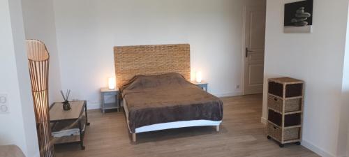 - une chambre avec un lit et deux lumières sur le mur dans l'établissement Villa la CROIX VALMER vue panoramique avec piscine, à La Croix-Valmer